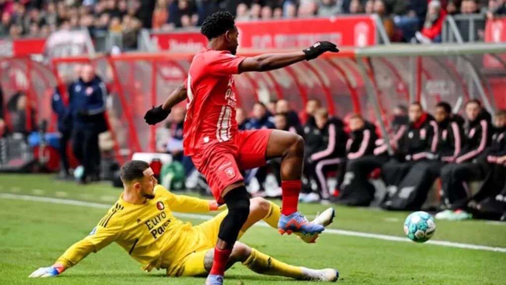 Veelbesproken actie van Feyenoord-doelman Justin Bijlow gaat de wereld over Veelbesproken actie van Feyenoord-doelman Justin Bijlow gaat de wereld over