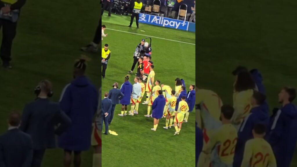 Ronaldo went over to hug and console de la Fuente & Morata ❤️🐐