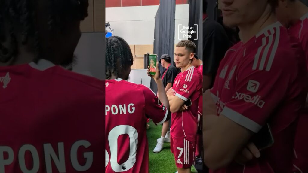Frimpong gets hold of the camera! 😆 🤳