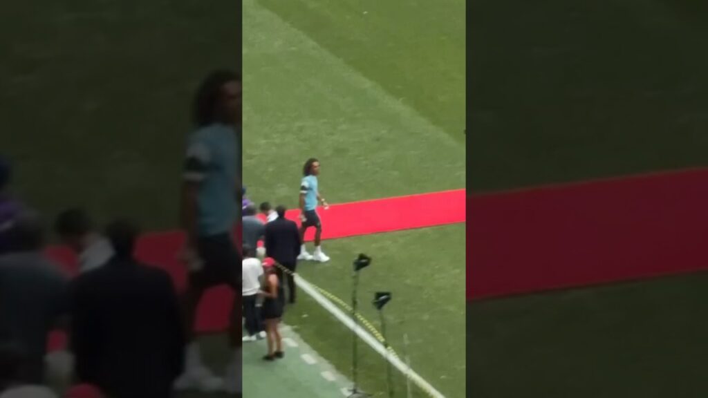 Guendouzi sahaya çıkar çıkmaz ıslık şov ! Burayı özlememiş ! #guendouzi #galatasaray