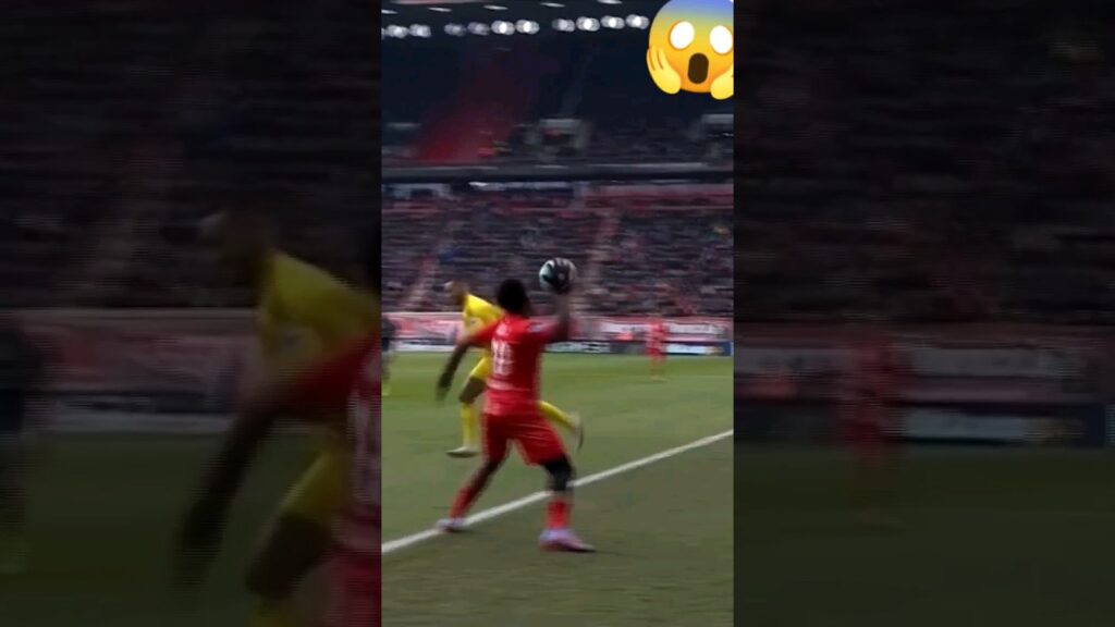 200 IQ. 🧠Feyenoord goalkeeper Justin Bijlow with some quick thinking against FC Twente...👀