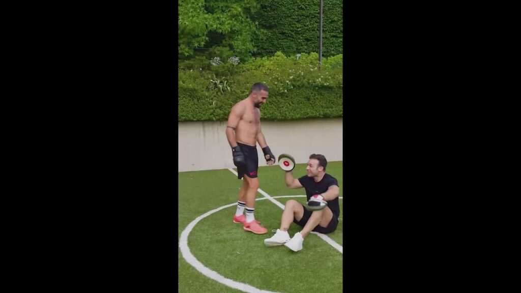 CARVAJAL vuelve a ENSEÑAR sus HABILIDADES de BOXEO y DEMUESTRA que está como un TORO CARVAJAL vuelve a ENSEÑAR sus HABILIDADES de BOXEO y DEMUESTRA que está como un TORO