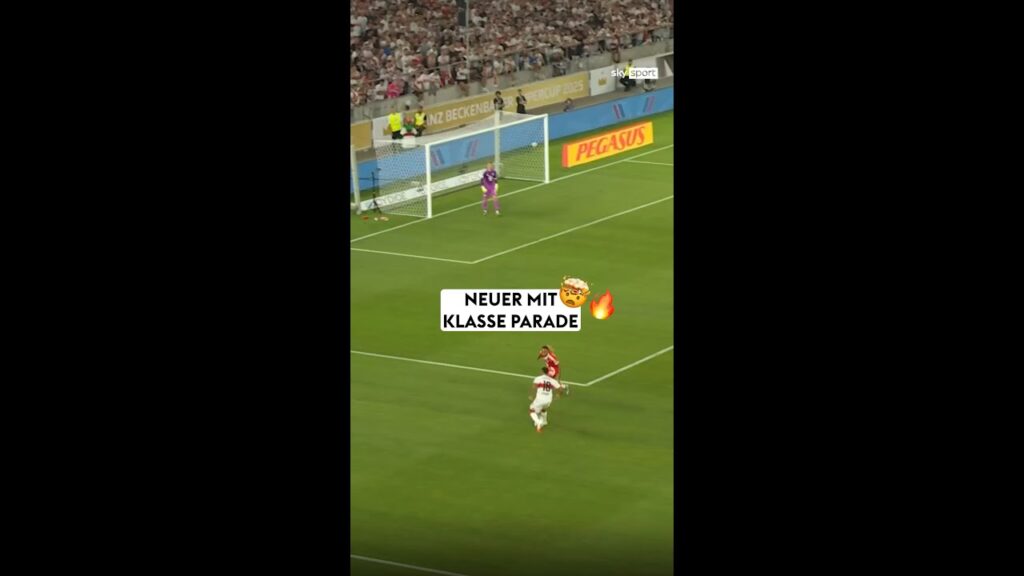 Neuer mit starker Parade