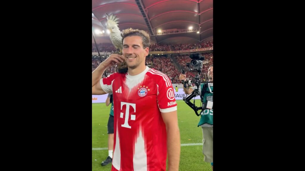 Leon Goretzka with the Cockatoo after the Franz Beckenbauer Supercup title | Stuttgart vs Bayern