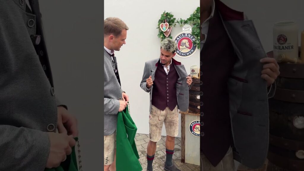 Luis Díaz wears a traditional 𝓛𝓮𝓭𝓮𝓻𝓱𝓸𝓼𝓷 and jokes with Manuel Neuer 😄🥨