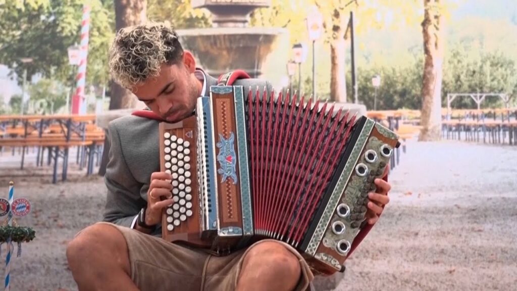 Play us a tune, Luis! Bayern Munich squad in Lederhosen for Oktoberfest photoshoot | WSS | Soccer |