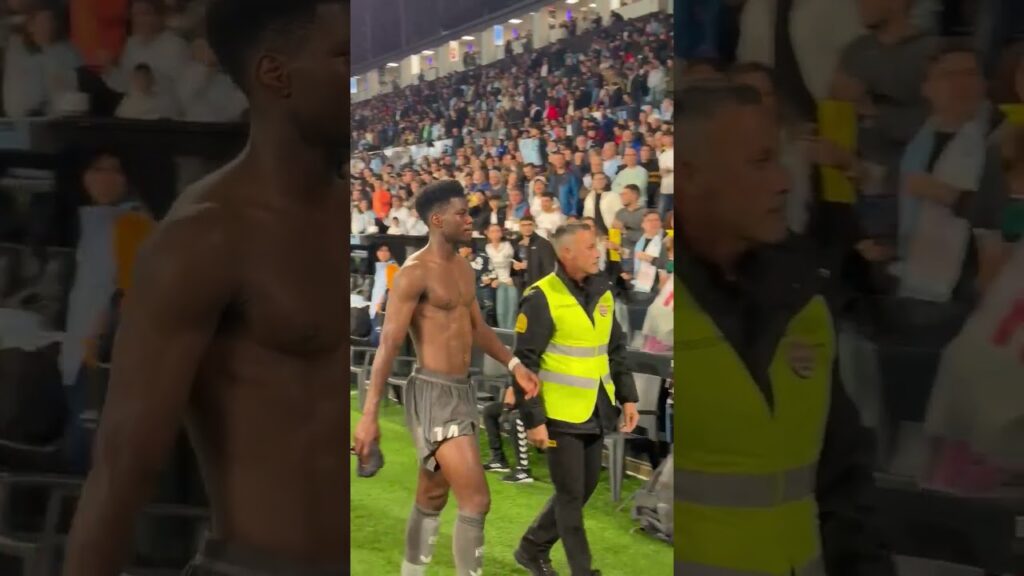 ¡Qué detallazo de Tchouaméni! Le regaló su camiseta a una joven aficionada 🙌🏻⚪