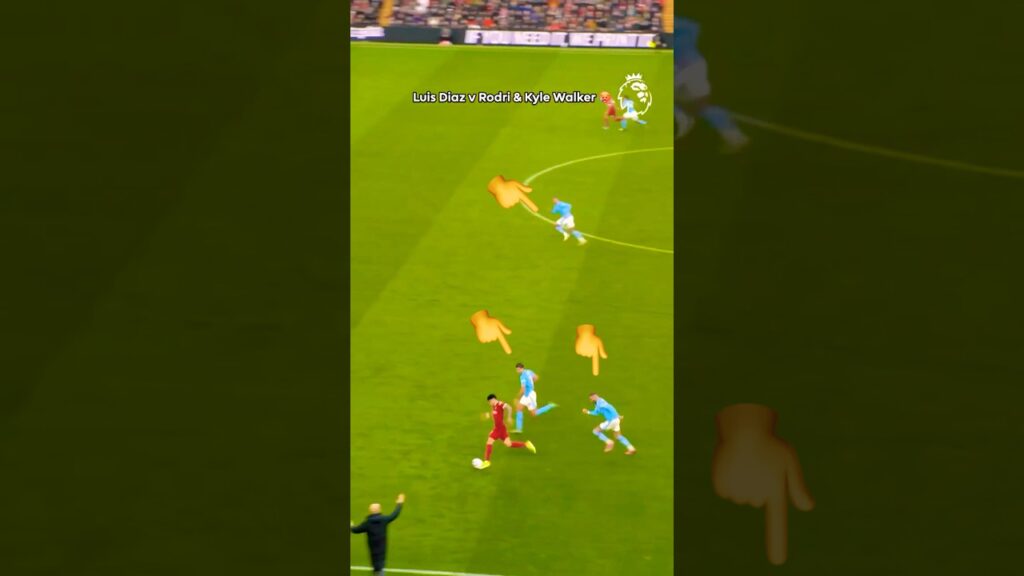 Luis Diaz Was Too Quick For Them! 🫢