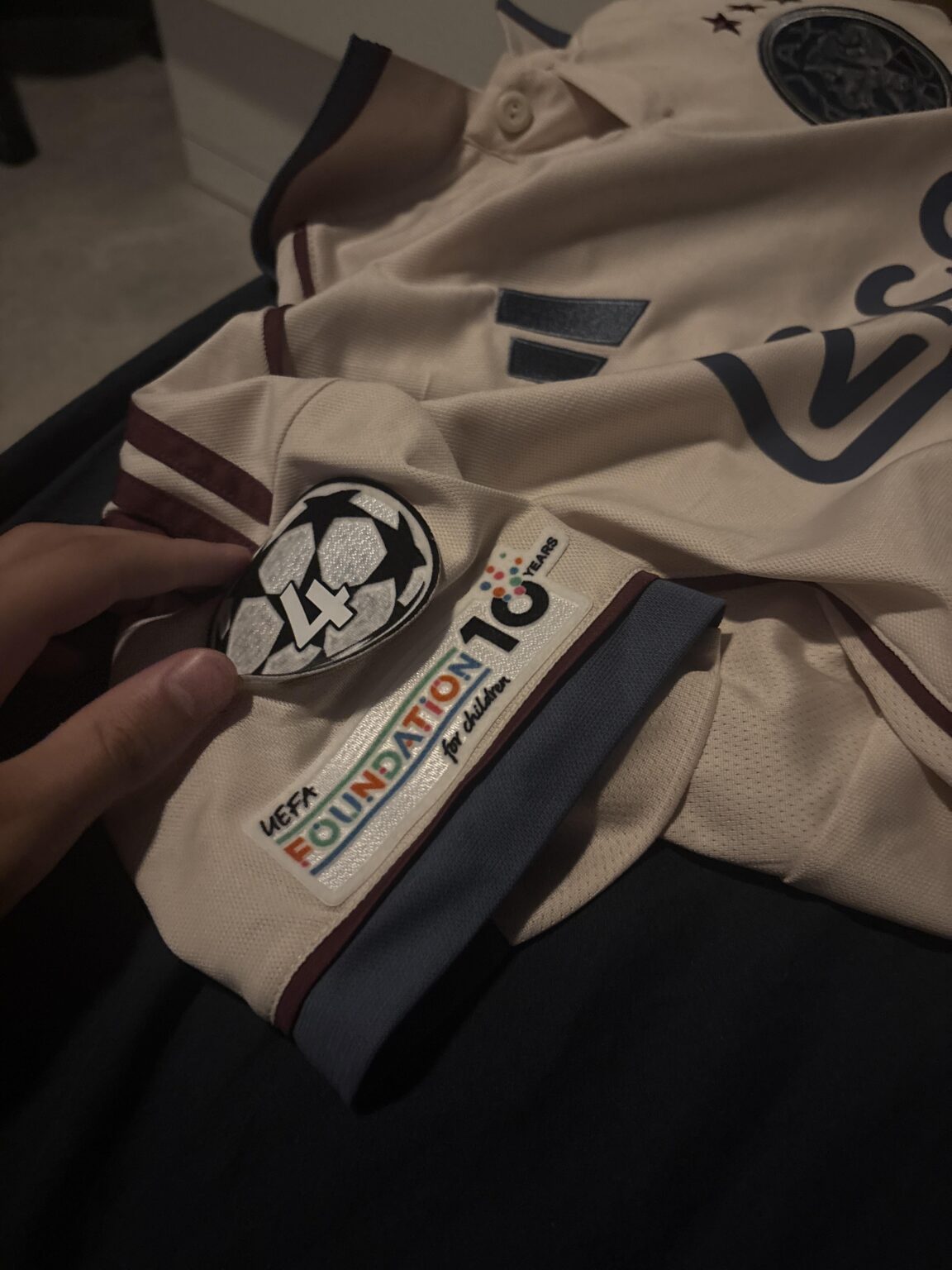 cl badge op shirt laat los