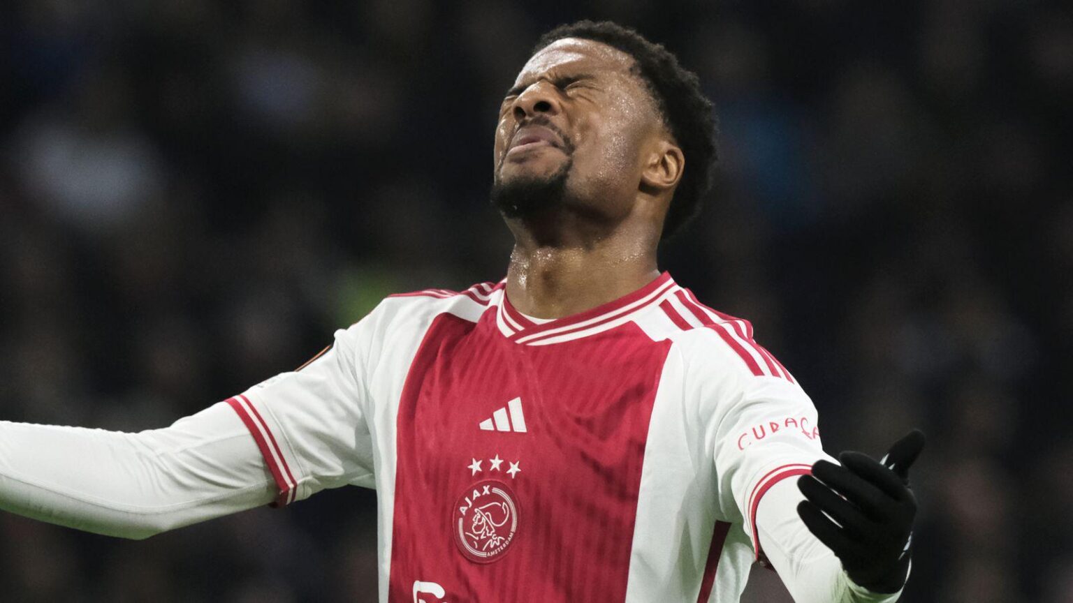 [Sky Sports] Ipswich Town made a last minute offer for Chuba Akpom and are trying to hijack the move to Birmingham. Ipswich want to buy the player outright