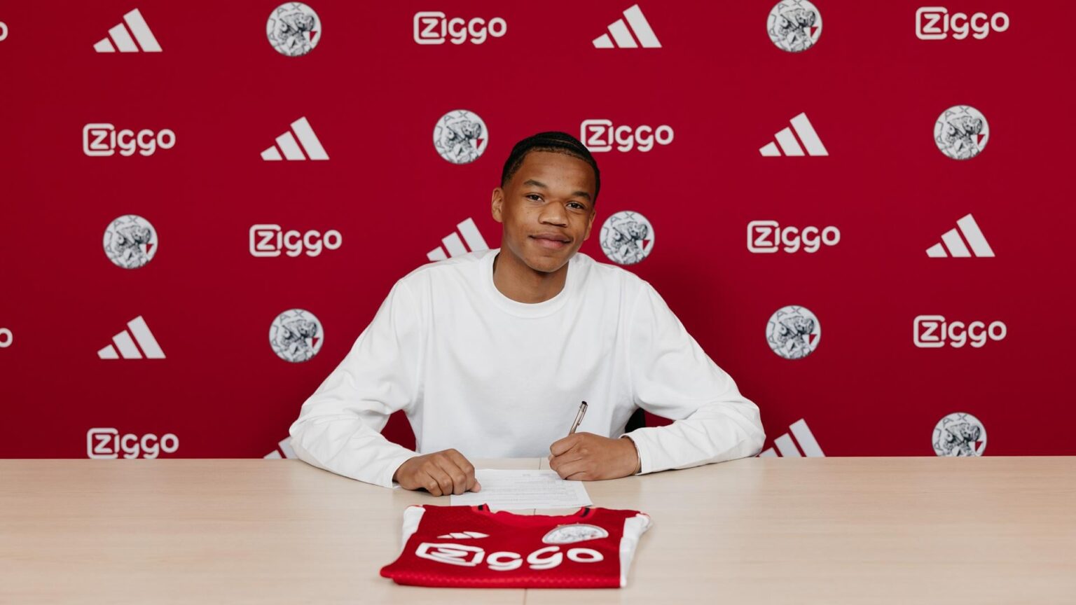 Official: Ajax sign Marvyn Muzungu (17) from AJ Auxerre. The CB will join Jong Ajax