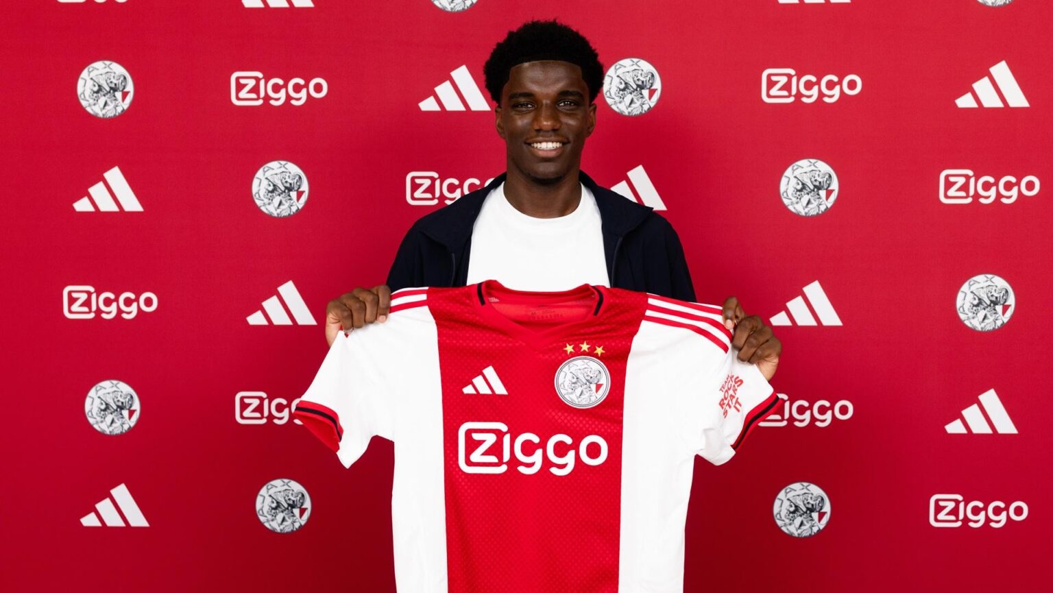 Official: Jinairo Johnson extends contract at Ajax until 2028