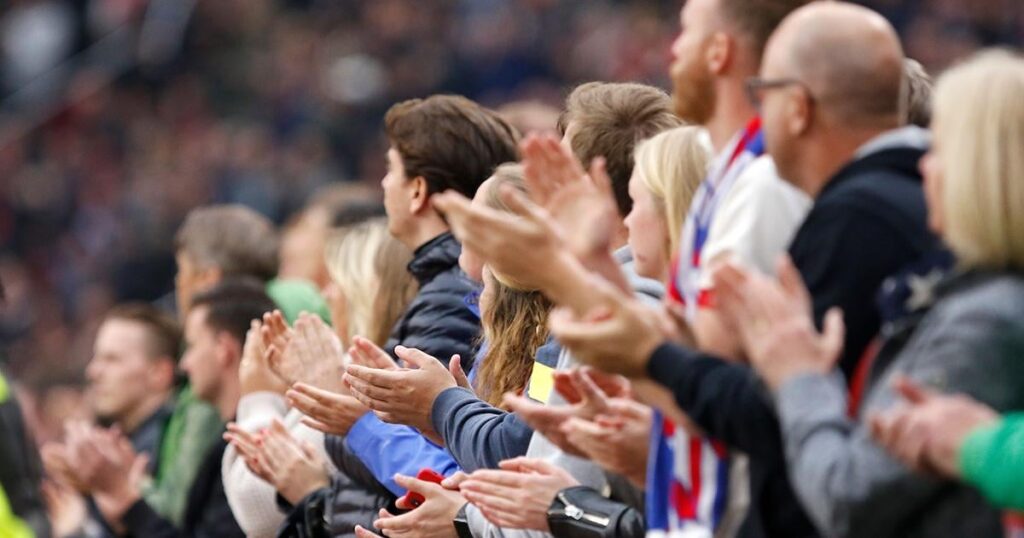 Minuut applaus tijdens Heracles-thuis voor omgebrachte Lisa