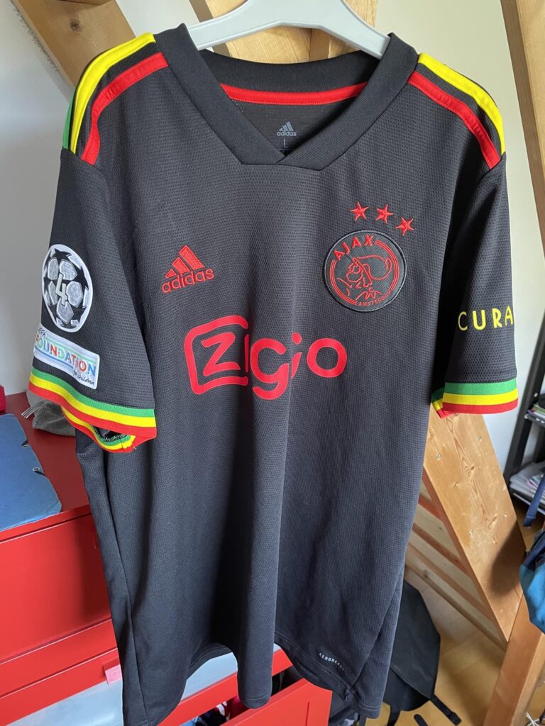 Dag 2 om een Ajax shirt door de jaren te posten.
