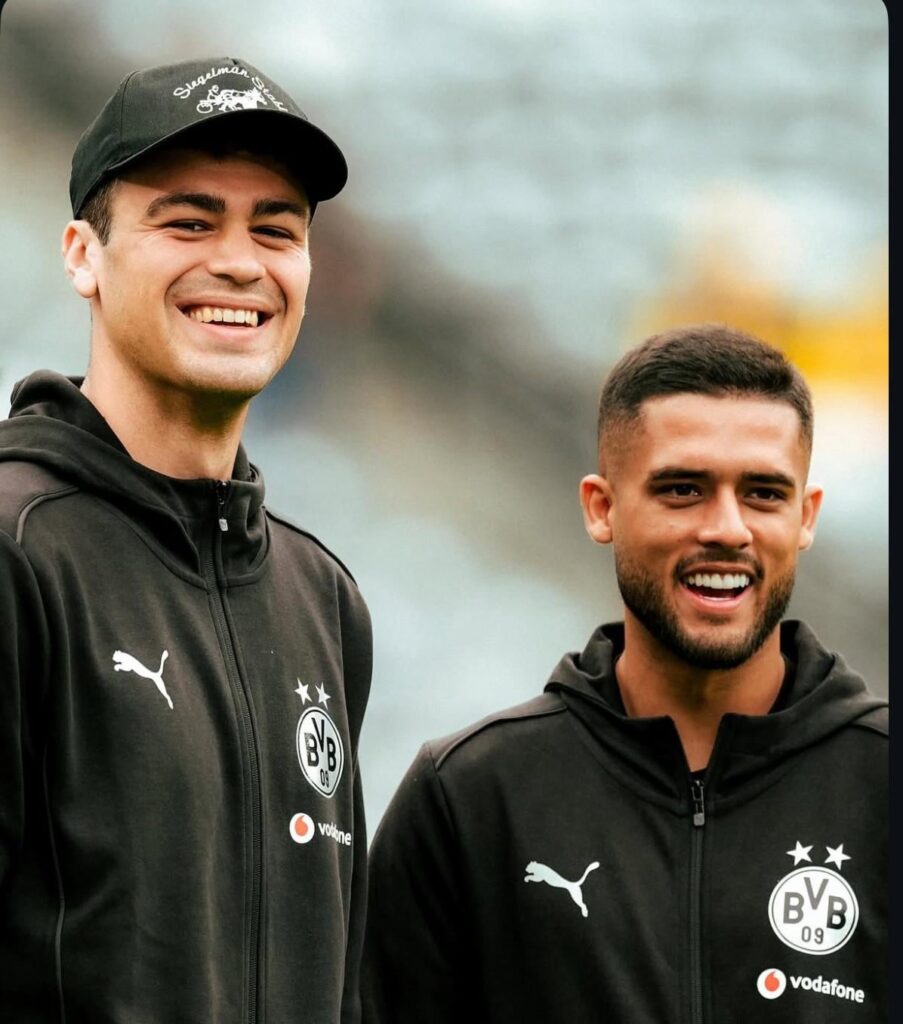 weiß jemand ob und wo man diese hoodies kaufen kann?