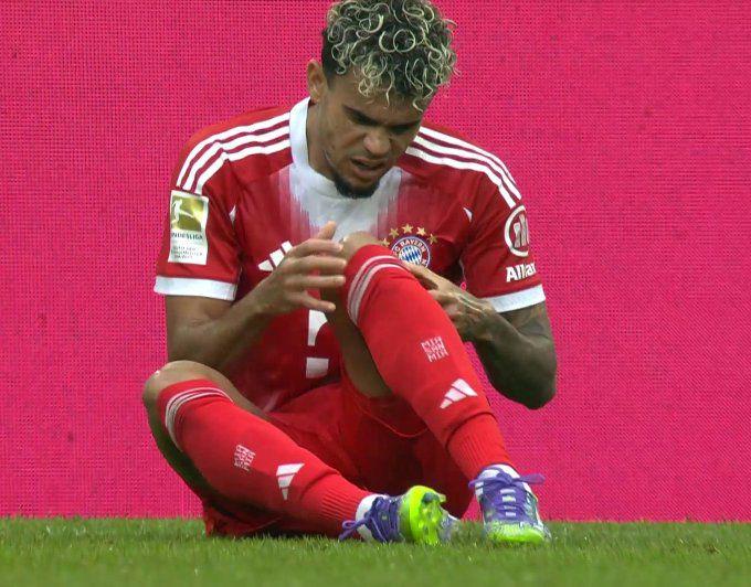 Luis Díaz complained of knee pain after the final whistle yesterday, but it was just a minor scare. After a brief treatment, Lucho quickly gave a thumbs-up and was able to walk normally towards the tunnel [@SkySportDE]