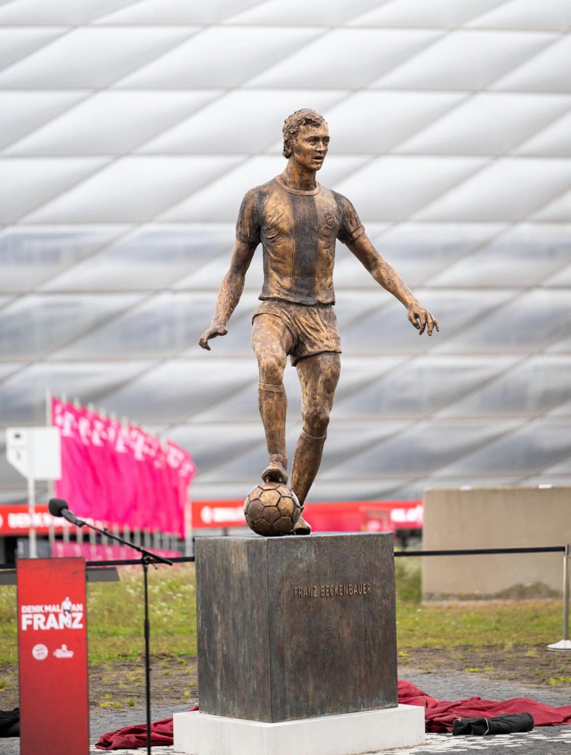 Franz Beckenbauer's statue in front of the Allianz Arena has been unveiled