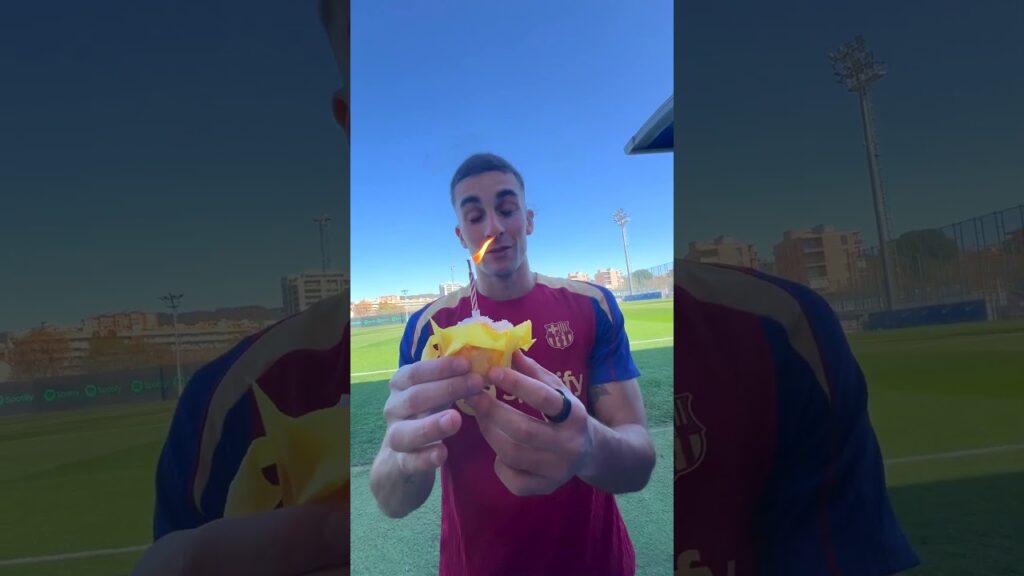 We have a present for our birthday boy 🧁 #fcbarcelona #shorts #ferrantorres