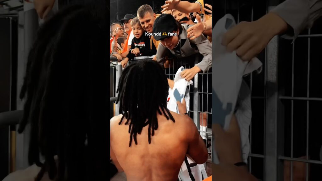 Jules Koundé giving his jersey to a fan 💙🤍❤️ #EquipeDeFrance #Kounde #football #France
