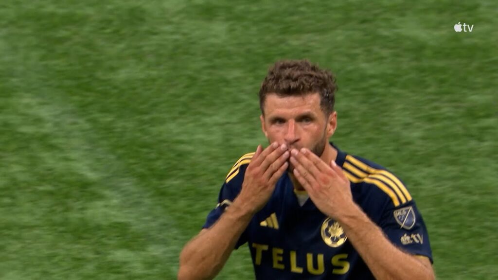 Thomas Müller HAT TRICK in Vacouver Romp!!