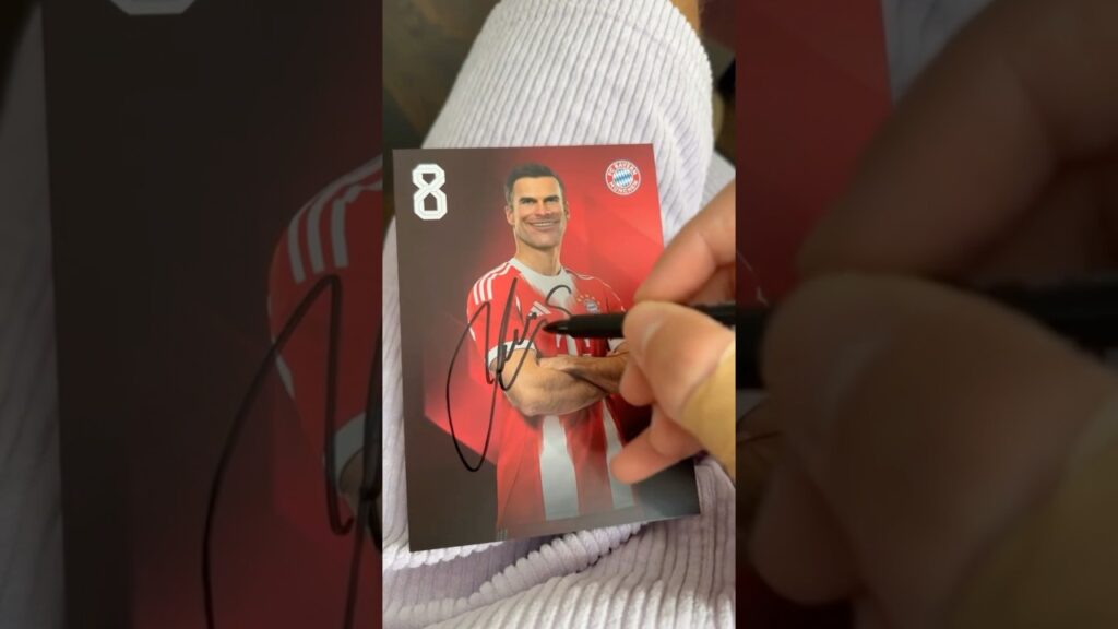 Leon Goretzka making fun of his Bayern signed cards with camera filters