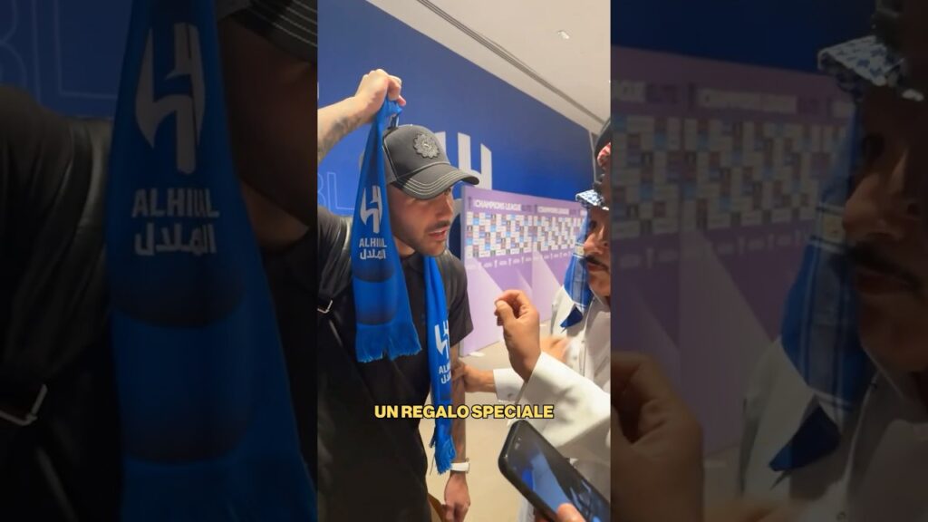 La strana richiesta di un tifoso dell'Al Hilal a Theo Hernandez.. 😅