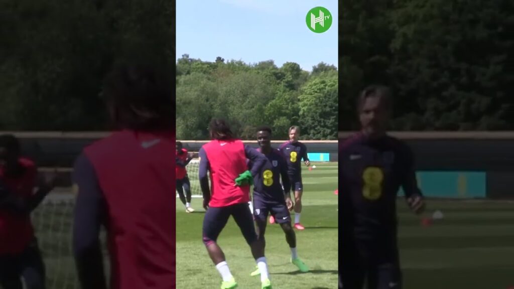 Eberechi Eze SKINS Bukayo Saka in England training!👀
