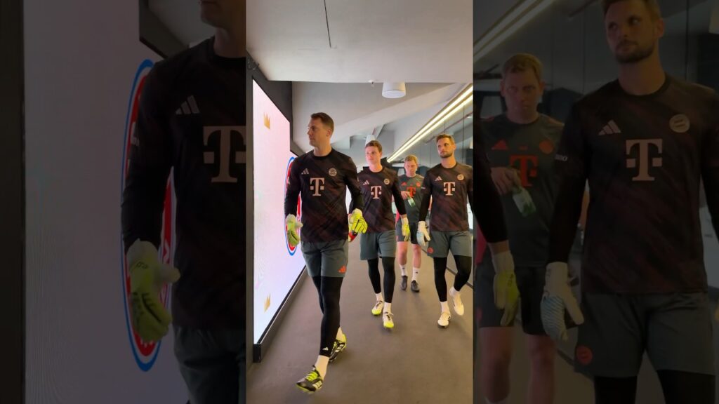Manuel Neuer, Jonas Urbig and Sven Ulreich going to warm up | Stuttgart vs Bayern | Supercup 2025