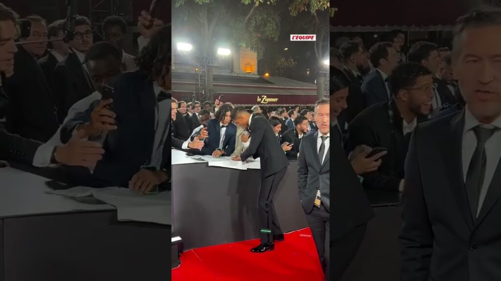 Arrivée de Raphaël Varane sur le tapis du #ballondor #football #varane
