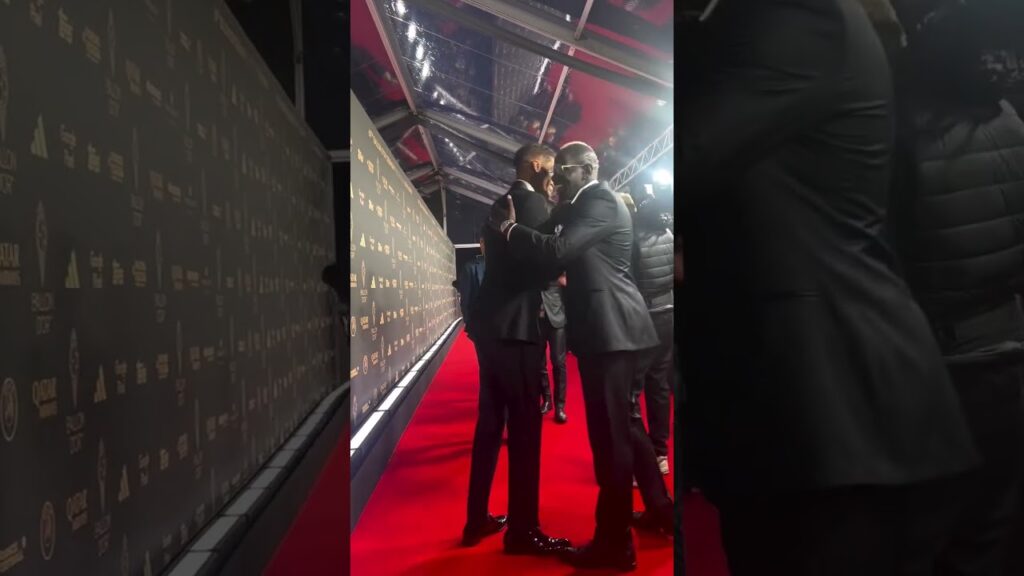 L’accolade chaleureuses entre Raphaël Varane et Mamadou Sakho #ballondor #varane #sakho
