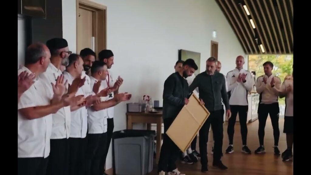 📹🚨 | Jason Wilcox makes a special presentation to Bruno Fernandes for scoring 100 goals for Man Utd