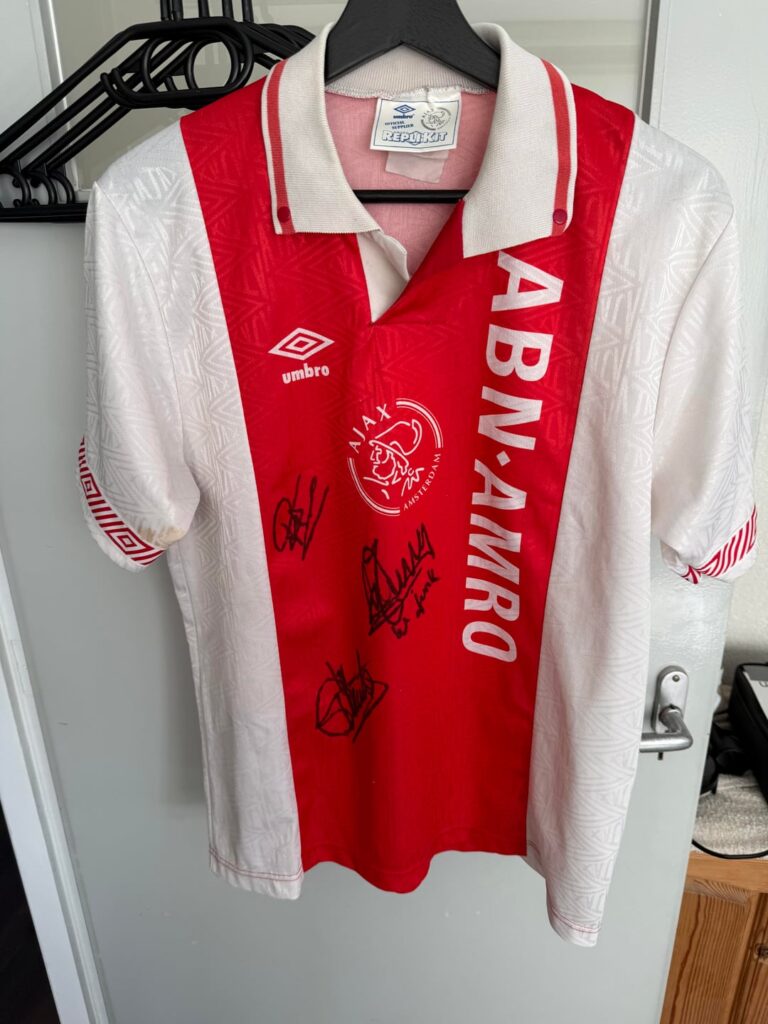 Gesigneerd Ajax shirt, iemand idee welk jaar en welke spelers?