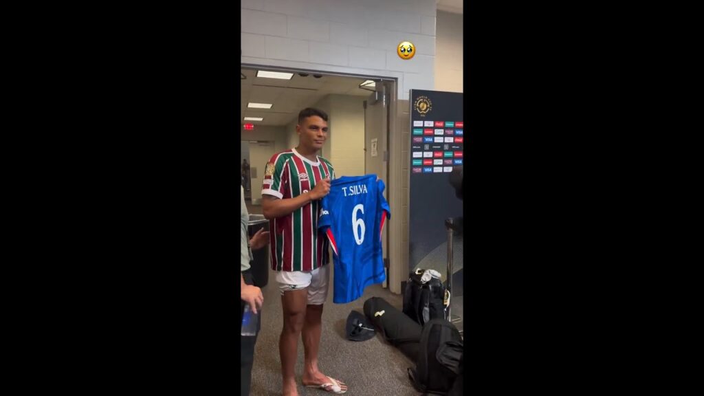 Chelsea presented Thiago Silva with a shirt at full-time 💙6️⃣