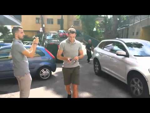 PAIDEIA - Stefan de Vrij arriva presso la clinica per i controlli