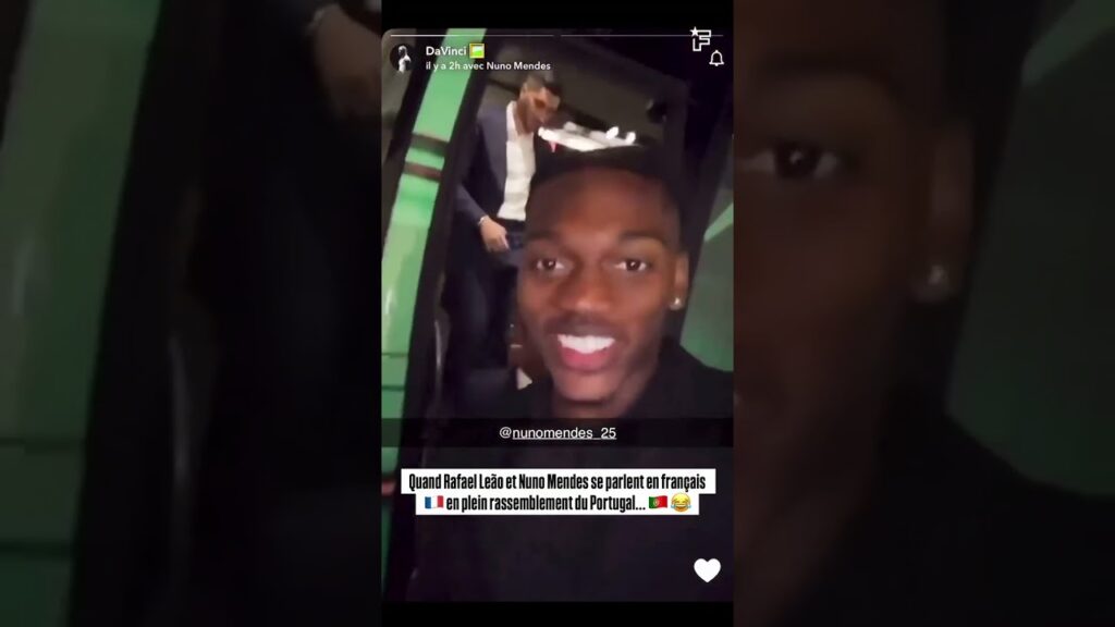 Quand Rafael Leão et Nuno Mendes se parlent en français 🇫🇷 en plein rassemblement du Portugal… 🇵🇹 😂