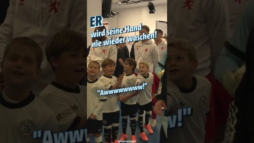 Einlaufkind mit Kimmich – was gibt es besseres?😍❤️ | Sportschau Fußball #shorts Einlaufkind mit Kimmich - was gibt es besseres?😍❤️ | Sportschau Fußball #shorts