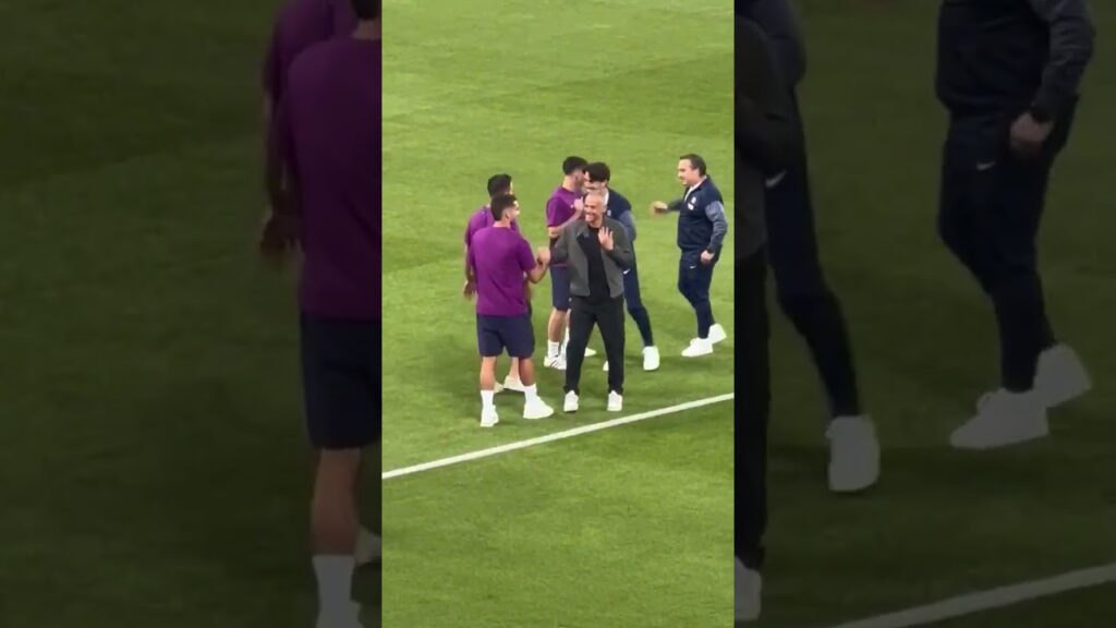 Pedri, Ferran and Eric Garcia greet Luis Enrique before barcelona vs Paris Saint-Germain match 🤝🏻