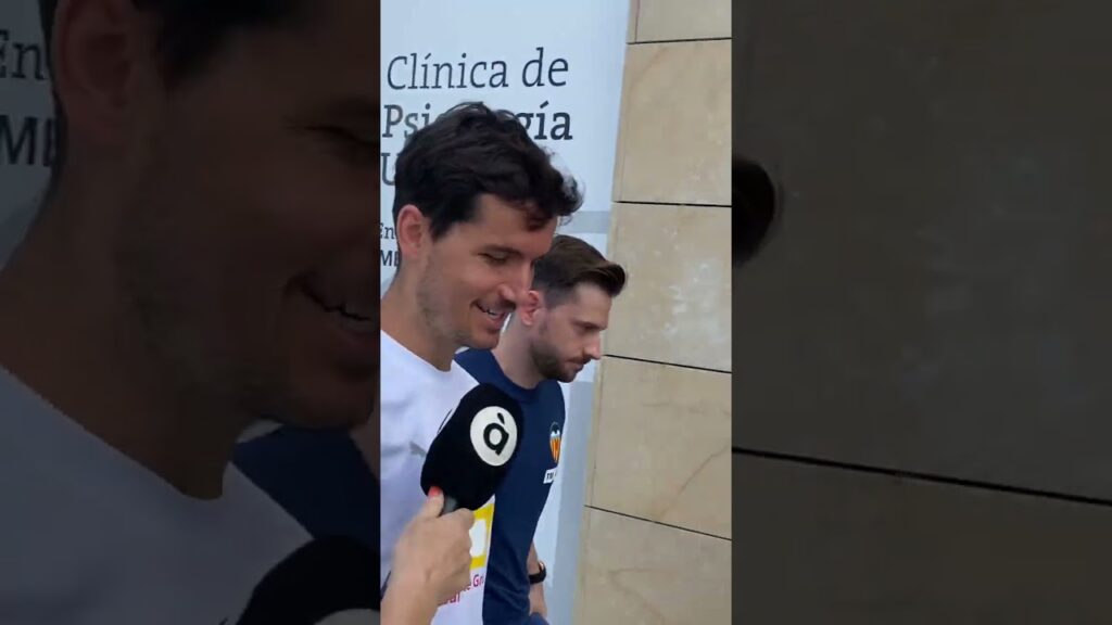 Guillamón afirma que “sí” quiere quedarse en el Valencia.📹 @pablo.laraa#valencia #guillamon #futbol
