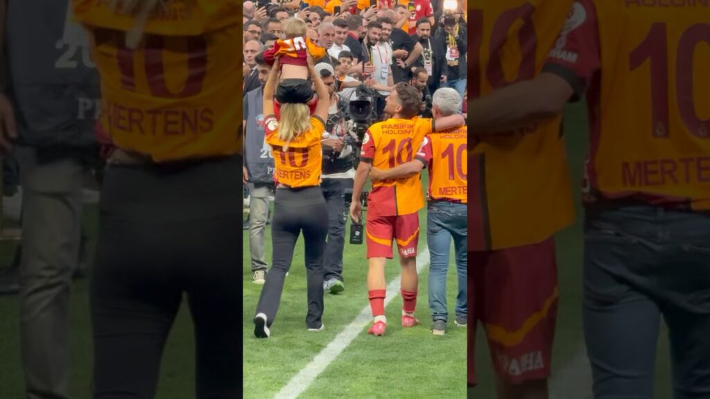 Dries Mertens Ciro ve eşi ile sahneye çıktı ! Aslan kral şarkısı #ciromertens #mertens #driesmertens