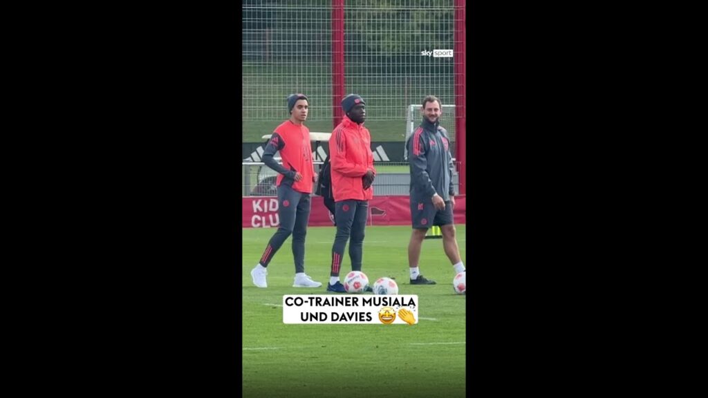 Musiala und Davies als Co-Trainer im FCB-Training! 📸😄