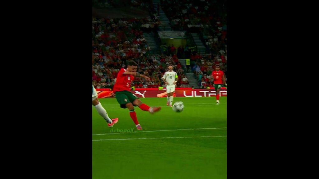 Fernandes Shows Ruben Dias How to Hit a Post 😅