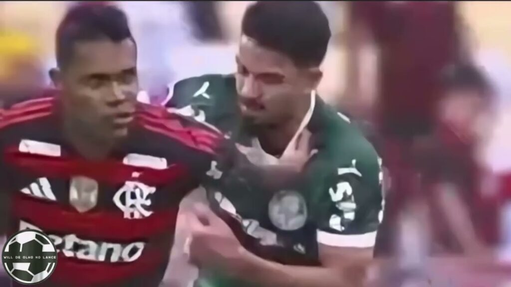 Lance que Alex Sandro acerta o rosto de Flaco Lopes: Era para expulsão?