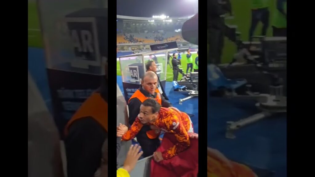 Maç sonu Leroy Sane genç taraftarı kırmıyor ! I love you Sane #leroysane #sane #galatasaray