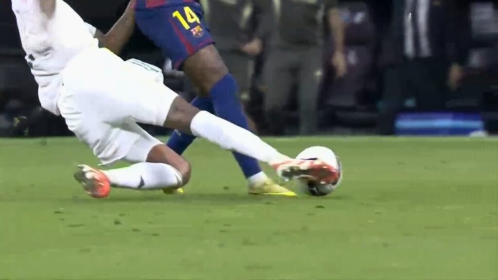 Éder Militão vs Barcelona ⚪💪 | El Clásico | La Liga 2025