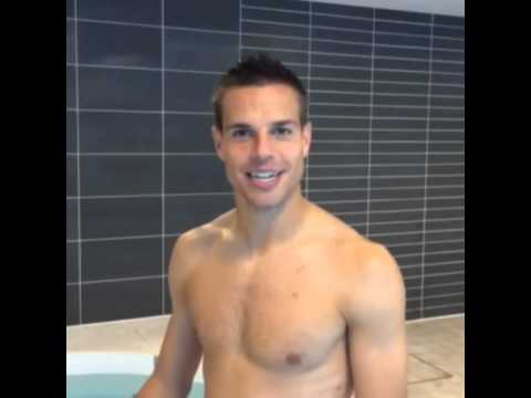 César Azpilicueta does the Ice Bucket Challenge by diving in a swimming pool
