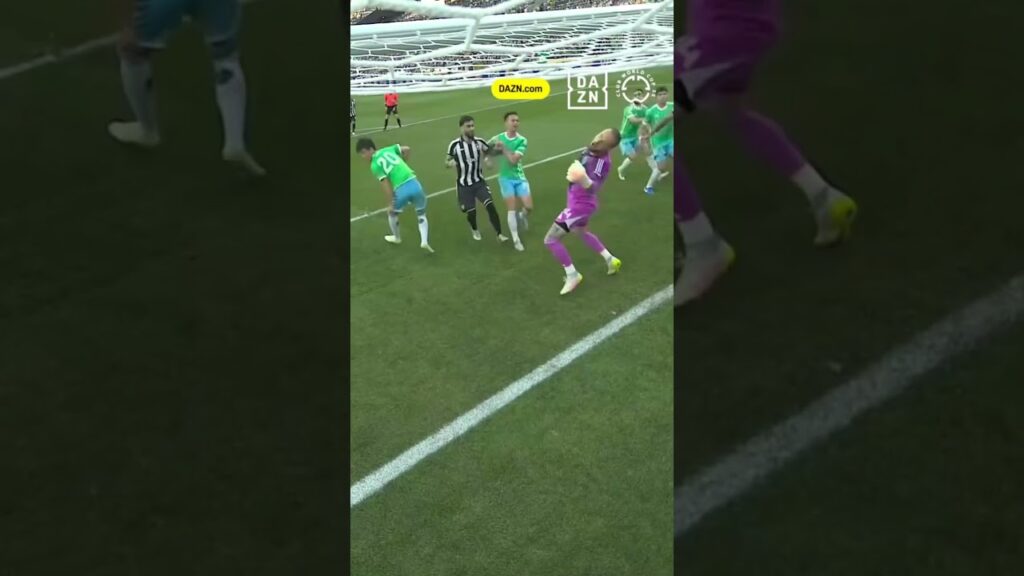 Alex Telles com régua e esquadro e Jair Cunha no sítio certo 📐