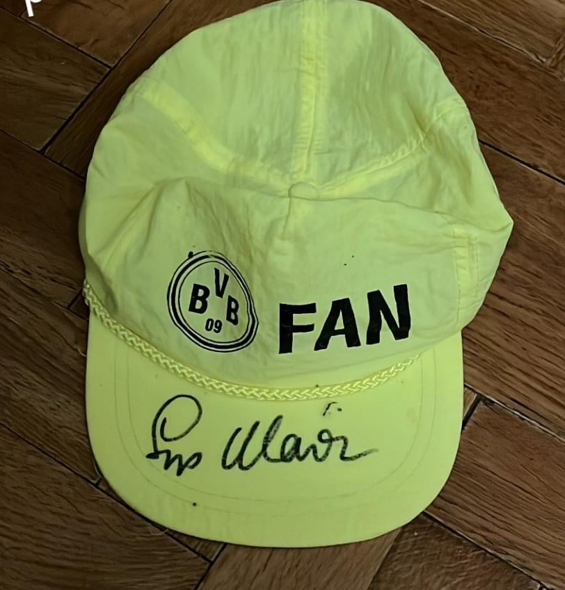 Whose autograph this could be?