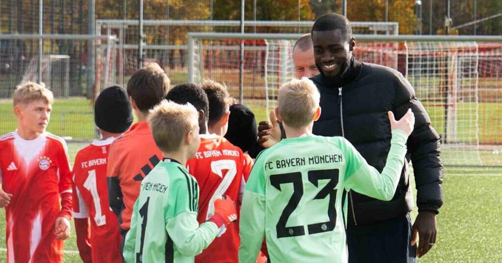 Playse France Elite Académie project Dayot Upamecano visits youth team at FC Bayern Campus