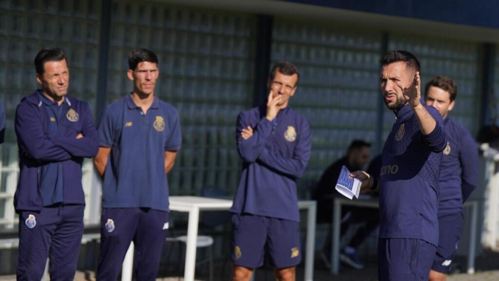 Farioli partilha ideias com treinadores do FC Porto em ação de formação