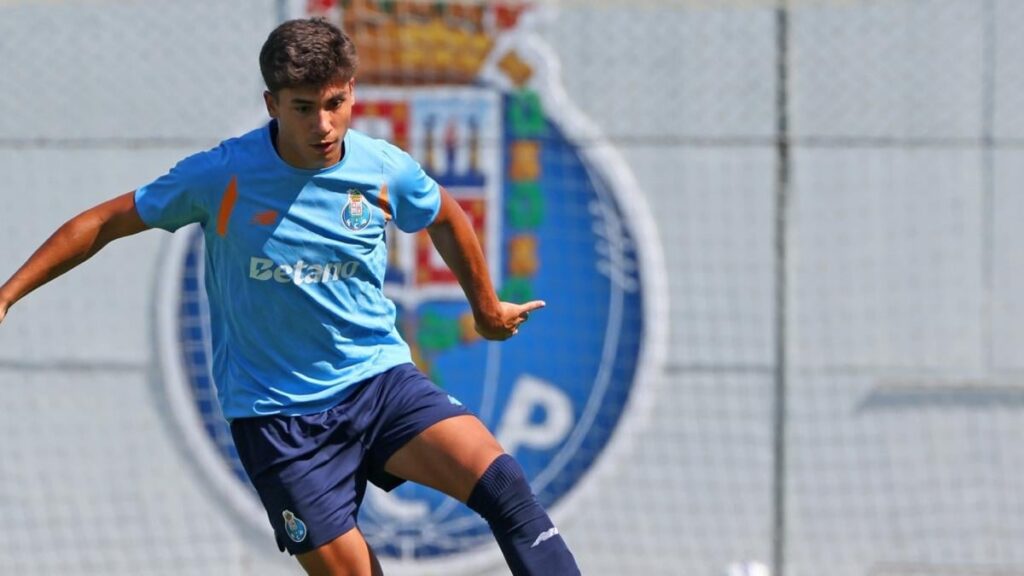 Defesa do FC Porto B, Martim Cunha, sofre lesão grave